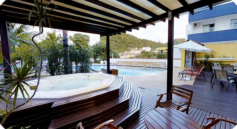 Banheira SPA aquecida em deck de madeira sob pergolado
