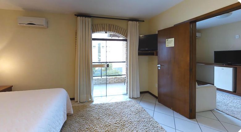 Suíte Master com dois ambientes, cama king e sacada