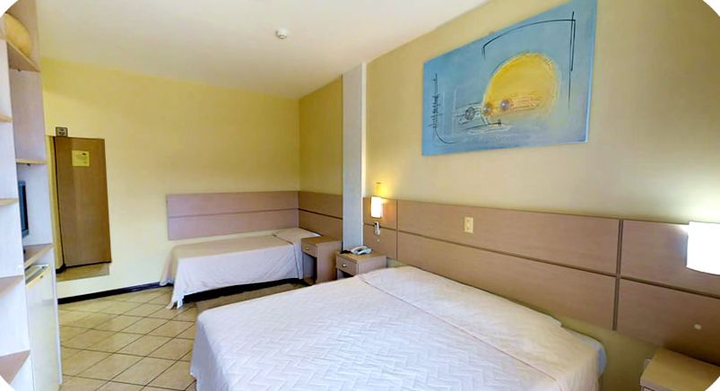 Suíte Tripla com cama de casal, cama de solteiro e quadro decorativo